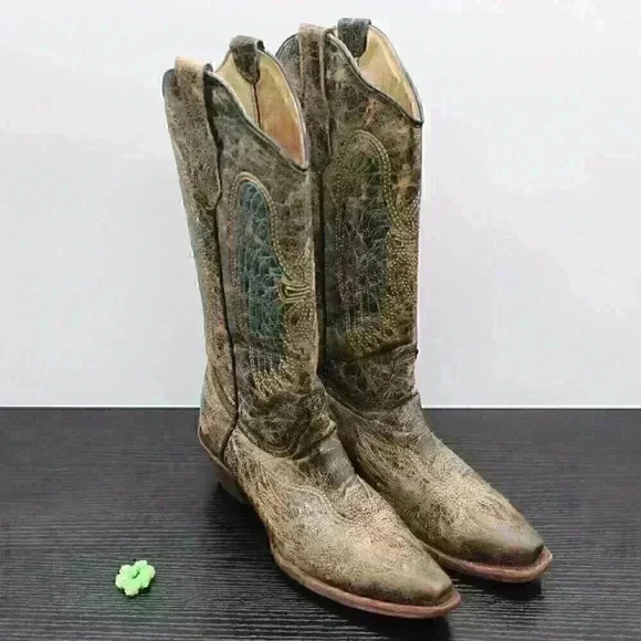 Circle G Women’s Black Distressed Leather Boots - Picture 8 of 11